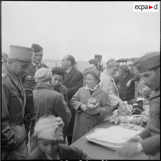 Visite de madame Lacoste dans le sud algérois. [Description en cours]