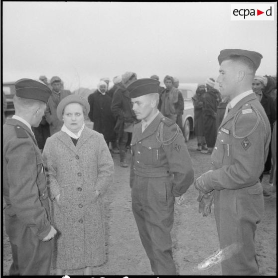 Visite de madame Lacoste dans le sud algérois. [Description en cours]