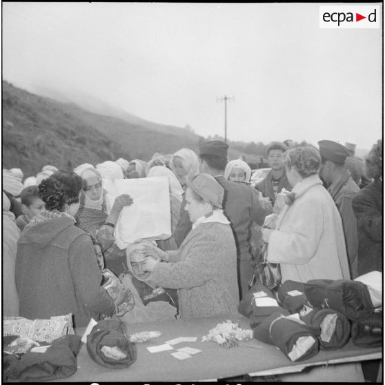 Visite de madame Lacoste dans le sud algérois. [Description en cours]