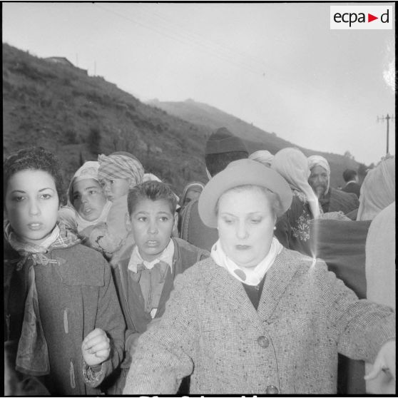 Visite de madame Lacoste dans le sud algérois. [Description en cours]