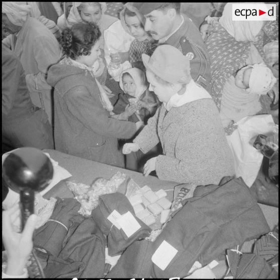 Visite de madame Lacoste dans le sud algérois. [Description en cours]