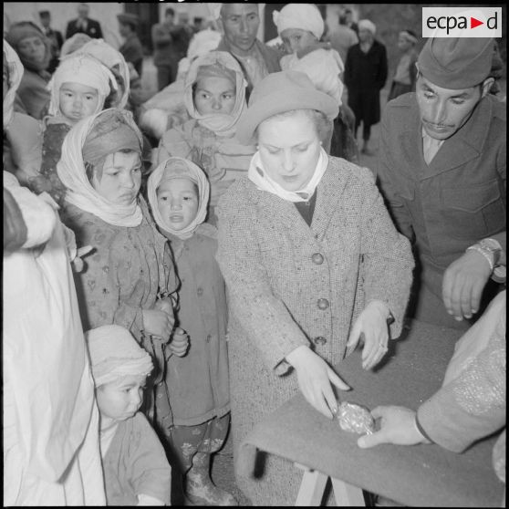 Visite de madame Lacoste dans le sud algérois. [Description en cours]