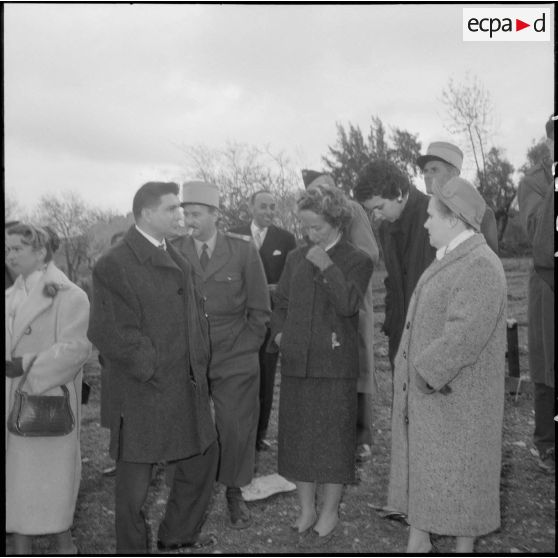 Visite de madame Lacoste dans le sud algérois. [Description en cours]