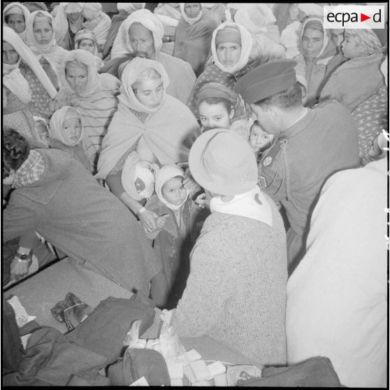 Visite de madame Lacoste dans le sud algérois. [Description en cours]