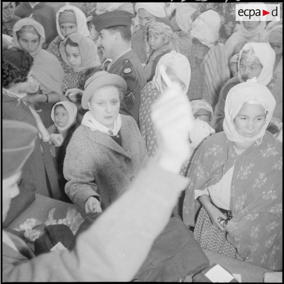 Visite de madame Lacoste dans le sud algérois. [Description en cours]