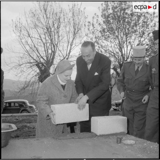 Visite de madame Lacoste dans le sud algérois. [Description en cours]