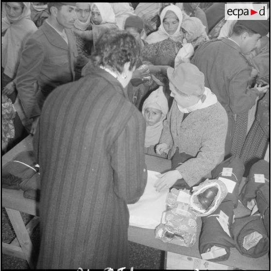 Visite de madame Lacoste dans le sud algérois. [Description en cours]