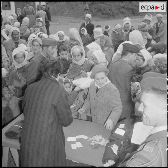 Visite de madame Lacoste dans le sud algérois. [Description en cours]