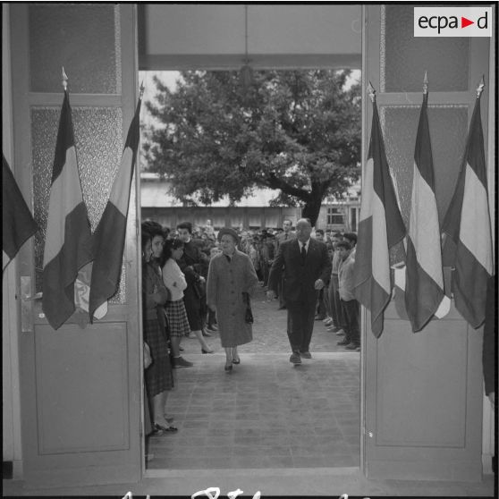 Visite de madame Lacoste dans le sud algérois. [Description en cours]