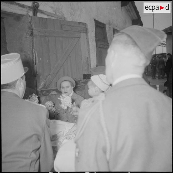 Visite de madame Lacoste dans le sud algérois. [Description en cours]