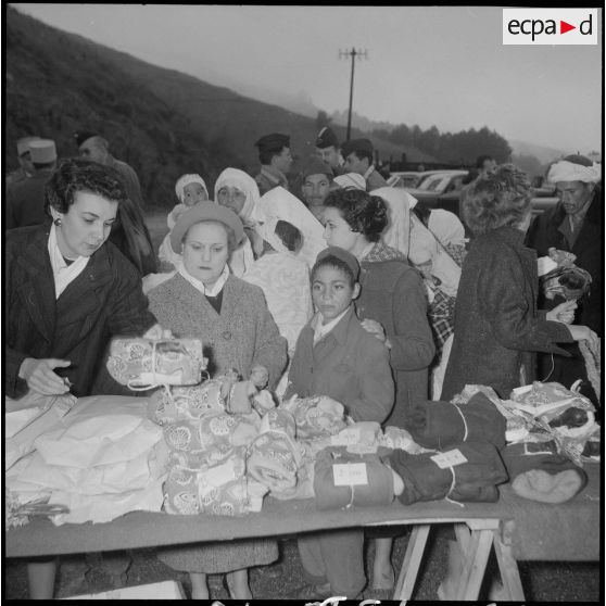 Visite de madame Lacoste dans le sud algérois. [Description en cours]