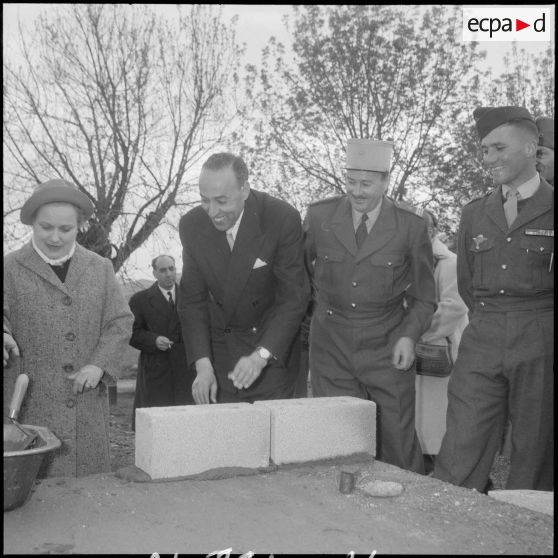 Visite de madame Lacoste dans le sud algérois. [Description en cours]
