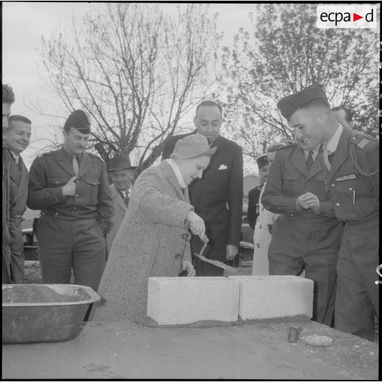Visite de madame Lacoste dans le sud algérois. [Description en cours]