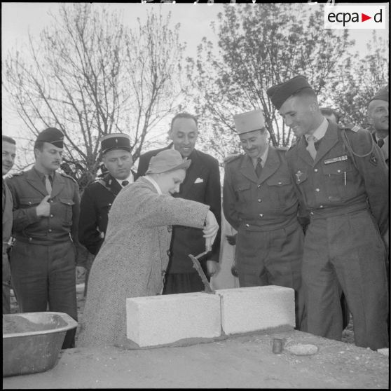 Visite de madame Lacoste dans le sud algérois. [Description en cours]