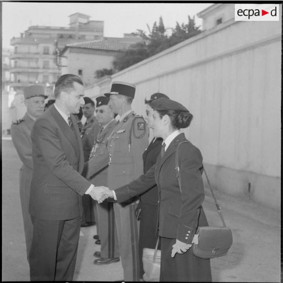 Visite de Jacques Chaban-Delmas, ministre de la Défense à Alger. [Description en cours]