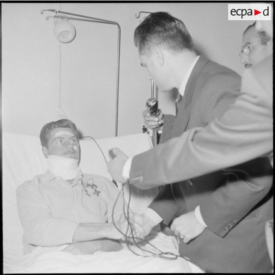 Visite de Jacques Chaban-Delmas, ministre de la Défense à Alger. [Description en cours]