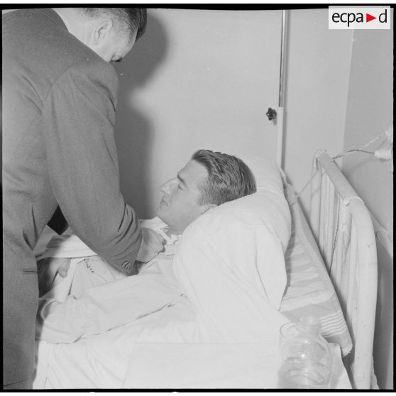 Visite de Jacques Chaban-Delmas, ministre de la Défense à Alger. [Description en cours]