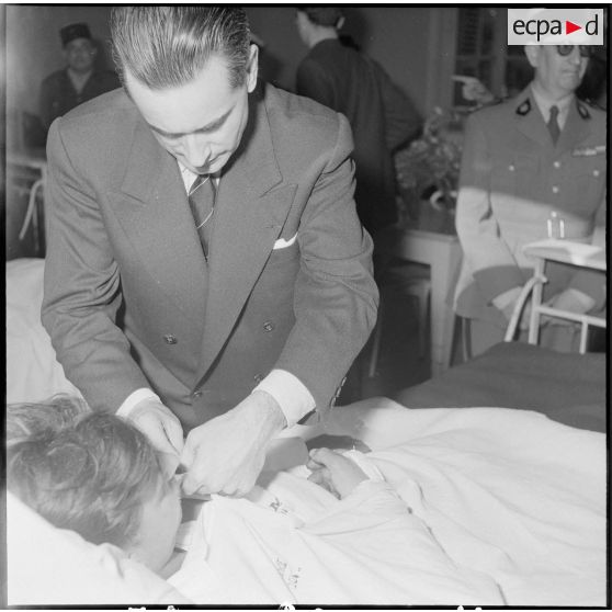 Visite de Jacques Chaban-Delmas, ministre de la Défense à Alger. [Description en cours]