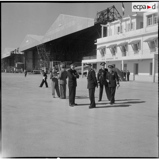 Visite de Jacques Chaban-Delmas, ministre de la Défense à Alger. [Description en cours]