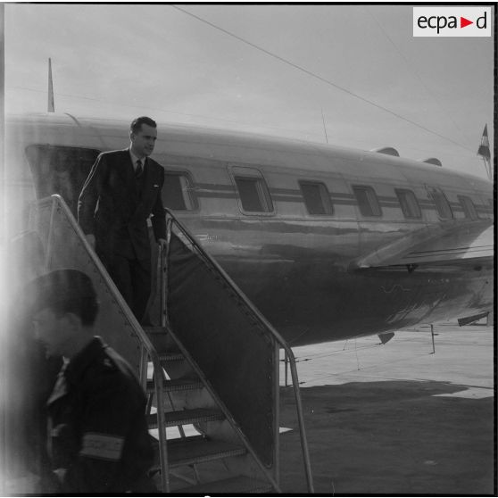 Visite de Jacques Chaban-Delmas, ministre de la Défense à Alger. [Description en cours]