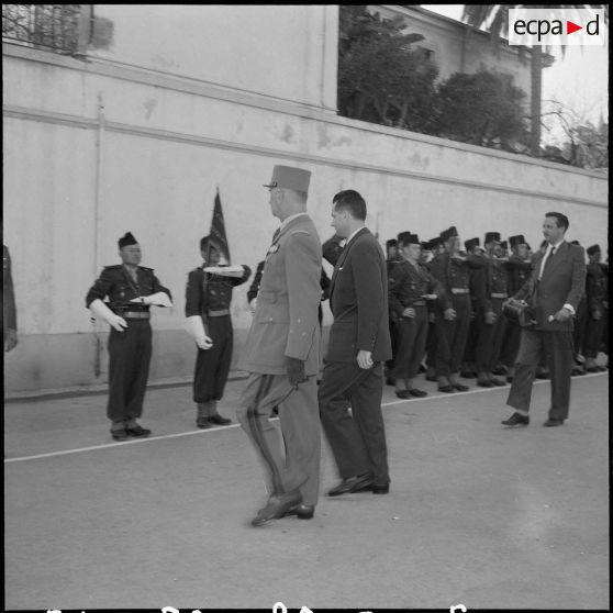 Visite de Jacques Chaban-Delmas, ministre de la Défense à Alger. [Description en cours]