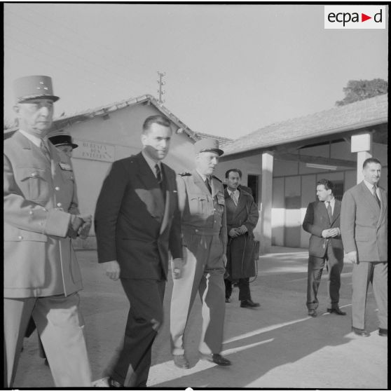Visite de Jacques Chaban-Delmas, ministre de la Défense à Alger. [Description en cours]
