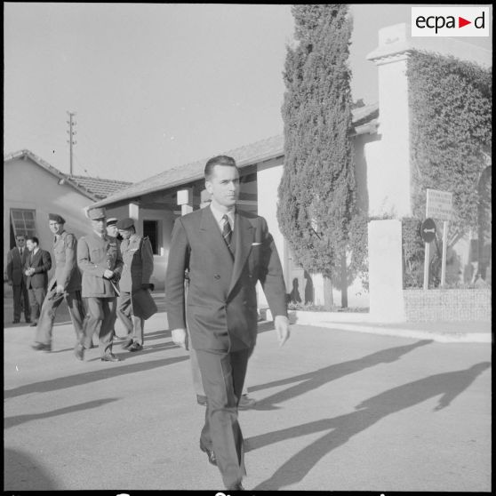 Visite de Jacques Chaban-Delmas, ministre de la Défense à Alger. [Description en cours]