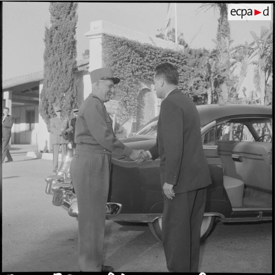 Visite de Jacques Chaban-Delmas, ministre de la Défense à Alger. [Description en cours]