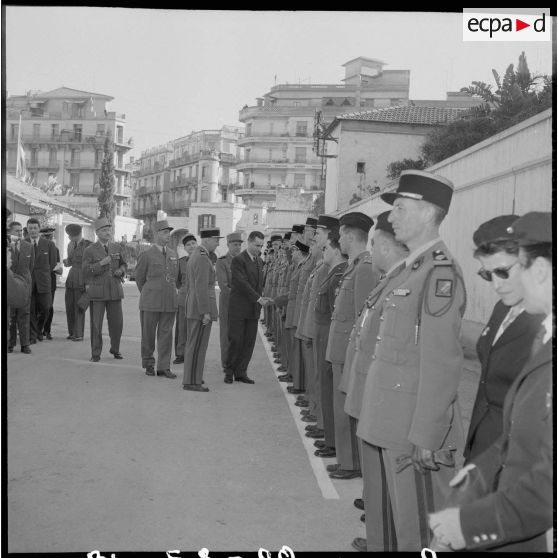 Visite de Jacques Chaban-Delmas, ministre de la Défense à Alger. [Description en cours]