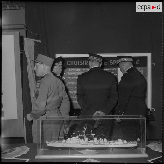 Inauguration d'une exposition sur la Marine. [Description en cours]