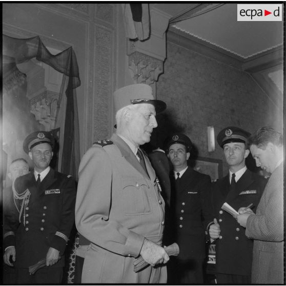 Inauguration d'une exposition sur la Marine. [Description en cours]