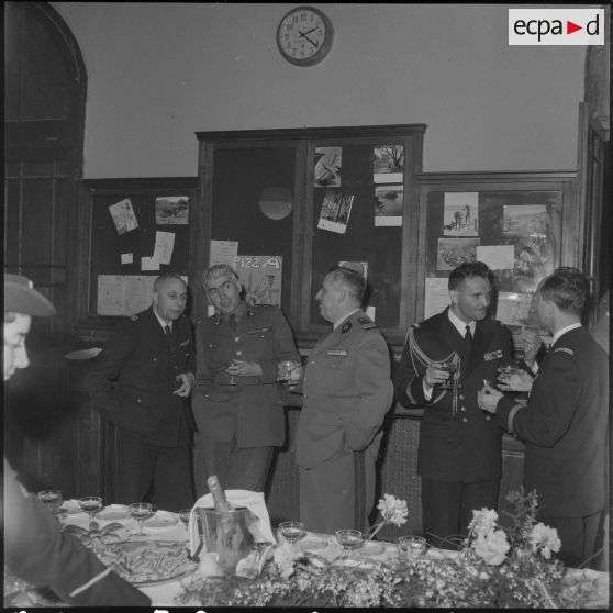 Inauguration d'une exposition sur la Marine. [Description en cours]