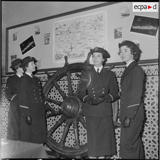 Inauguration d'une exposition sur la Marine. [Description en cours]