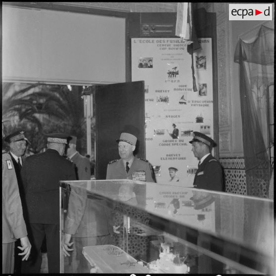 Inauguration d'une exposition sur la Marine. [Description en cours]