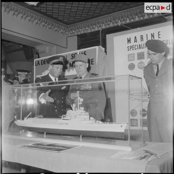 Inauguration d'une exposition sur la Marine. [Description en cours]