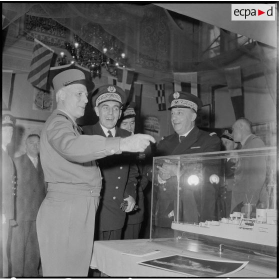 Inauguration d'une exposition sur la Marine. [Description en cours]