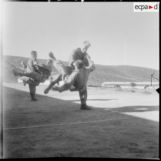 Visite du Centre d'instruction à la pacification et à la contre-guérilla (CIPCG) d'Arzew. [Description en cours]