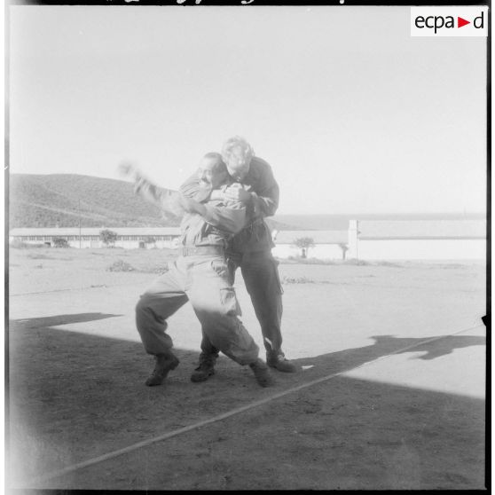 Visite du Centre d'instruction à la pacification et à la contre-guérilla (CIPCG) d'Arzew. [Description en cours]