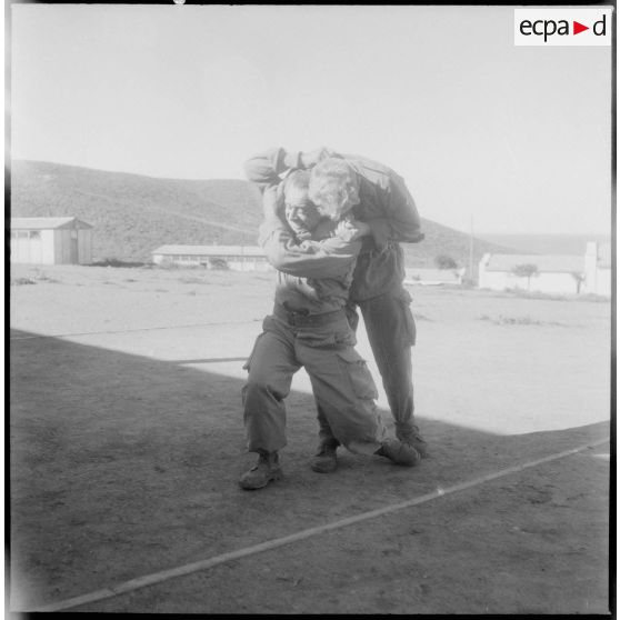 Visite du Centre d'instruction à la pacification et à la contre-guérilla (CIPCG) d'Arzew. [Description en cours]