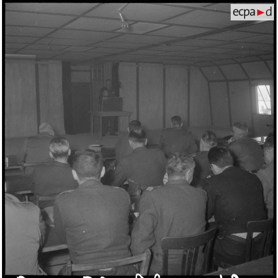 Visite du Centre d'instruction à la pacification et à la contre-guérilla (CIPCG) d'Arzew. [Description en cours]