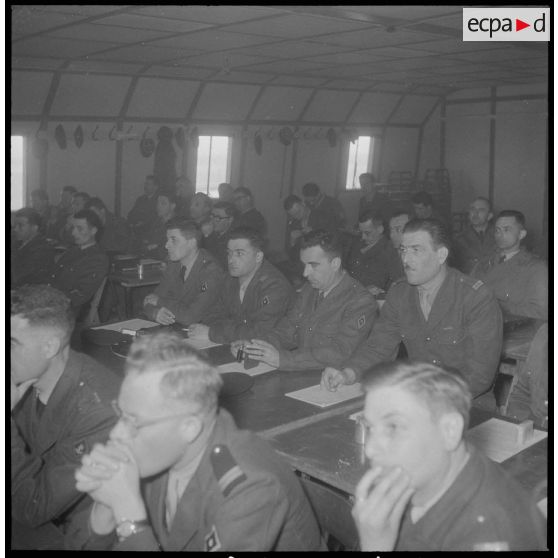 Visite du Centre d'instruction à la pacification et à la contre-guérilla (CIPCG) d'Arzew. [Description en cours]