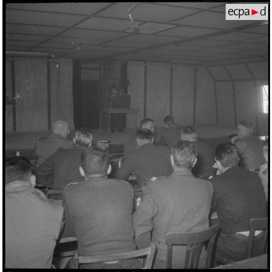 Visite du Centre d'instruction à la pacification et à la contre-guérilla (CIPCG) d'Arzew. [Description en cours]