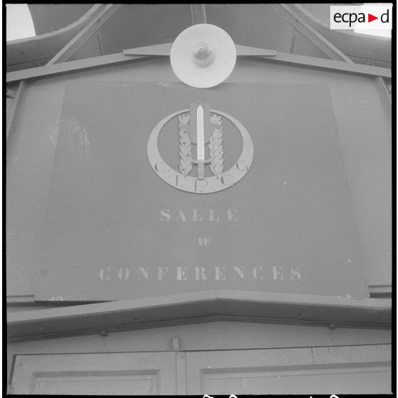 Visite du Centre d'instruction à la pacification et à la contre-guérilla (CIPCG) d'Arzew. [Description en cours]