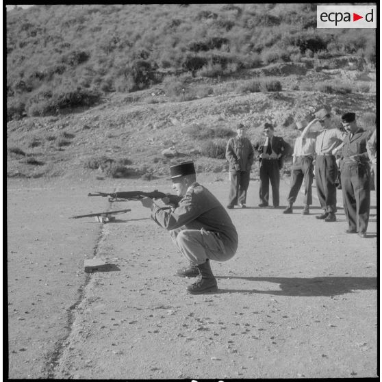 Visite du Centre d'instruction à la pacification et à la contre-guérilla (CIPCG) d'Arzew. [Description en cours]