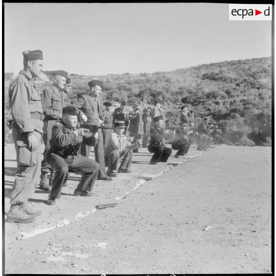 Visite du Centre d'instruction à la pacification et à la contre-guérilla (CIPCG) d'Arzew. [Description en cours]