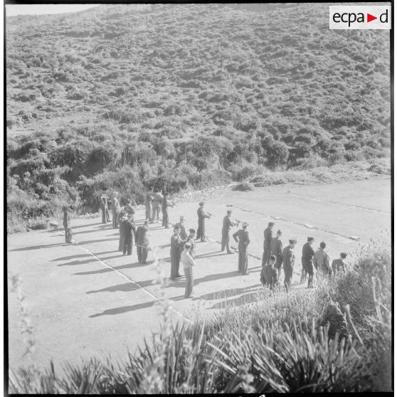 Visite du Centre d'instruction à la pacification et à la contre-guérilla (CIPCG) d'Arzew. [Description en cours]