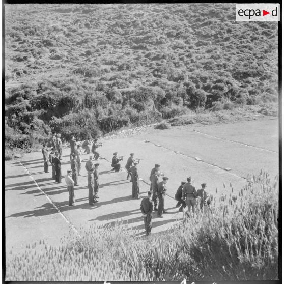 Visite du Centre d'instruction à la pacification et à la contre-guérilla (CIPCG) d'Arzew. [Description en cours]