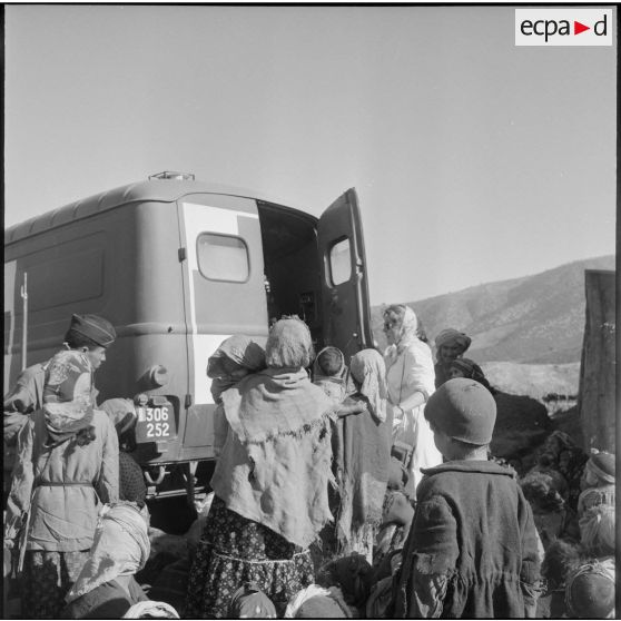 Action psychologique et aide médicale à des populations. [Description en cours]