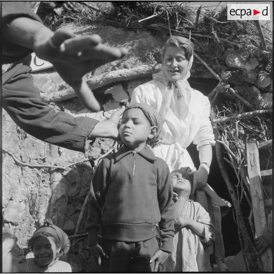 Action psychologique et aide médicale à des populations. [Description en cours]