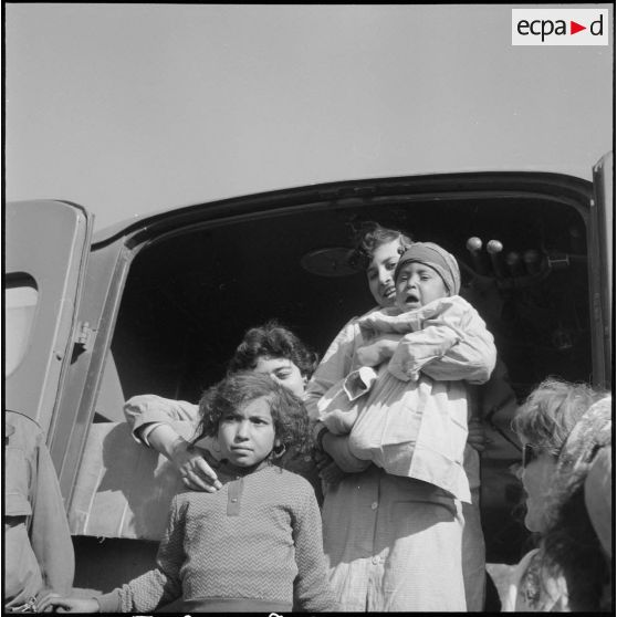 Action psychologique et aide médicale à des populations. [Description en cours]